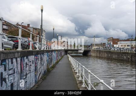 Anderlecht, Hauptstadt Brüssel, Belgien, 13. September 2024 - Kanal und Radweg an den Ufern mit regnerischen Wolken, Europa Stockfoto