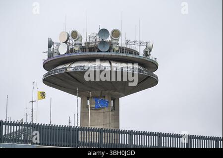 Schaerbeek, Brüssel, Belgien - 10. September 2024 - Kontrollturm und Antenne des RTBF-Sendeunternehmens VRT Stockfoto