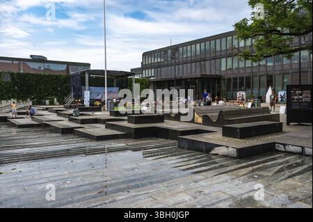 Fredericia, Jütland, Dänemark, 25. Juli 2024 - modernes Rathaus und Platz mit Menschen auf Banken, Europa Stockfoto