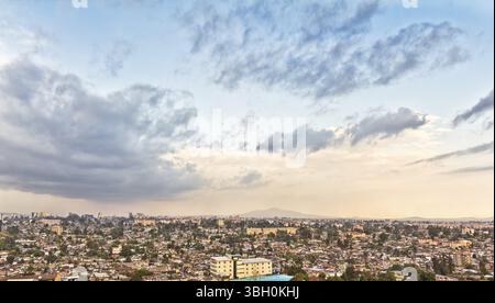 Luftaufnahme der Stadt Addis Abeba, zeigt die dicht gepackten Häuser Stockfoto