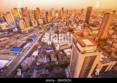 Panoramablick auf die Innenstadt von Osaka City Central Business bei Sonnenuntergang. Osaka Skyline von Kita Ward von Japan. Umeda Viertel aus der Vogelperspektive Stockfoto