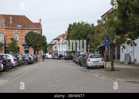 Zentraler Marktplatz, Geschäfte und Restaurants auf dem Dorfmarkt in Meise, Flämisch Brabant, Belgien, 29. SEP 2024, Europa Stockfoto