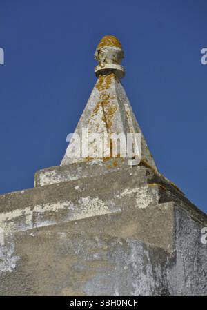 Ende einer traditionellen Mauer vor einem blauen Himmel Stockfoto