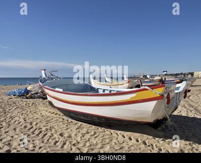 Typisches traditionelles Fischerboot am Strand von Armacao de Pera Stockfoto
