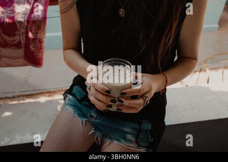 Frau Hält Smoothie-Glas Draußen Stockfoto