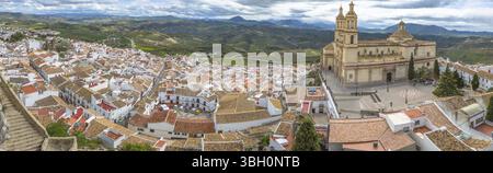 Panorama von Olvera und Kathedrale vom Schloss des berühmten Dorfes de la Ruta de los Pueblos Blancos, weiße Dörfer, zwischen Cadiz und Malag Stockfoto