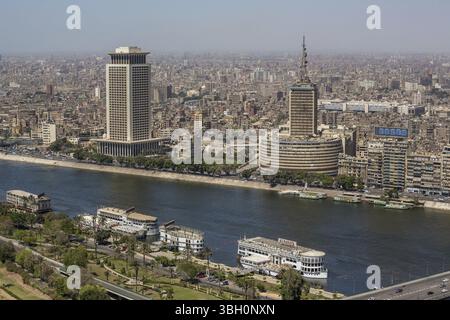 Aus der Vogelperspektive auf die Innenstadt von Kairo entlang des Nils, vom Gipfel des Cairo Tower aus gesehen. Kairo, Ägypten â€“ 26. April 2014, Kairo, Ägypten, A Stockfoto
