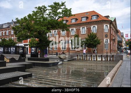 Fredericia, Jütland, Dänemark, 25. Juli 2024 - Brunnen am Rathausplatz, Europa Stockfoto