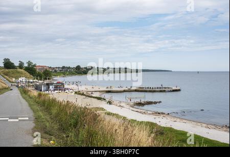 Fredericia, Jütland, Dänemark, 25. Juli 2024 - Sandstrand an der Stadtküste, Europa Stockfoto