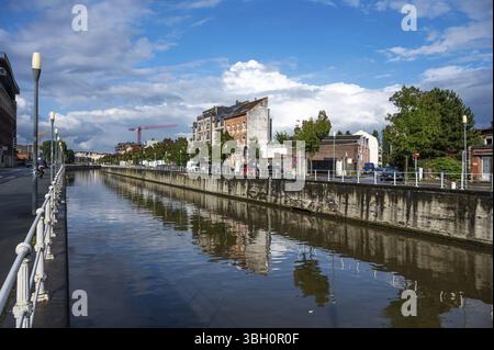 Anderlecht, Hauptstadt Brüssel, Belgien, 16. September 2024 Lokale Industrie reflektiert im Wasser des Kanals am Quai de l'Industrie, Europa Stockfoto