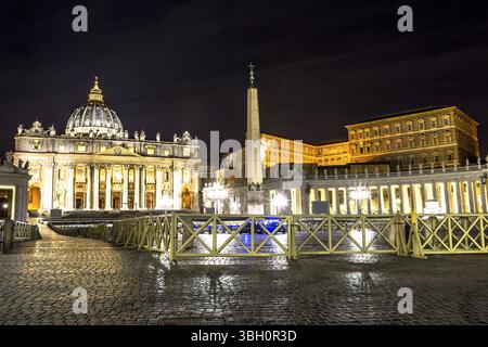 Rom, Italien - 18. Juni 2016: Skyline der Basilika San Pietro bei Nacht beleuchtet, Vatikanstadt in Rom, Italien, Europa Stockfoto