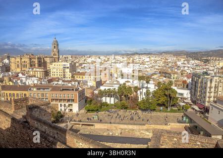Panoramablick auf Alcazaba von Malaga mit Skyline der Stadt, dem am besten erhaltenen maurischen Festungspalast in Andalusien, Spanien, Europa Stockfoto