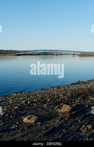 Nessundet-Fachwerkbrücke im Mjøsa-See, gesehen von der Insel Helgøya im April 2025. Stockfoto