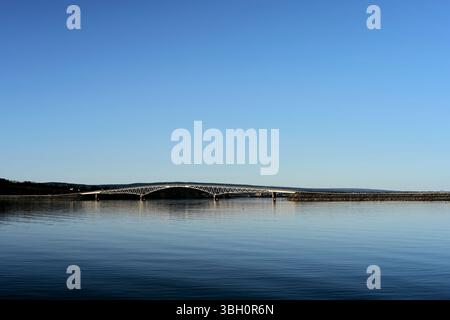 Nessundet-Fachwerkbrücke im Mjøsa-See, gesehen von der Insel Helgøya im April 2025. Stockfoto
