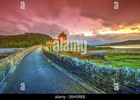 Farbenfroher Sonnenuntergang und Dämmerung auf Eilean Donan, Schloss aus dem 13. Jahrhundert von Großbritannien. Das Hotel befindet sich im Dorf Dornie in den Highlands von Schottland Stockfoto