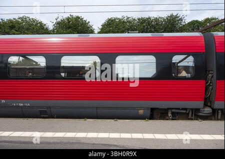 Fredericia, Jütland, Dänemark, 25. Juli 2024 - Personenzug wartet am Bahnsteig des Bahnhofs, Europa Stockfoto