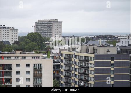 Schaerbeek, Brüssel, Belgien - 10. SEP 2024 - Hochwinkelblick über moderne Apartmentblöcke Stockfoto