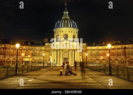 Pont des Arts Brücke zum Institut de France Gebäude, einer Gruppe französischer Gelehrter, die aus fünf Akademien besteht. Überqueren Sie den Blickwinkel der Brücke mit Menschen in Pa Stockfoto