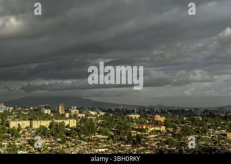 Luftaufnahme der Stadt Addis Abeba, zeigt die dicht gepackten Häuser Stockfoto