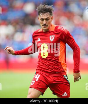 Cardiff, Wales, Großbritannien. Juni 2025. Connor Roberts aus Wales wärmt sich auf, vor dem Spiel der Gruppe J zwischen Wales und Liechtenstein im Cardiff City Stadium während der FIFA-Weltmeisterschaft, der Europameisterschaft und der Europameisterschaft. Credit Glitch Images/Alamy Live News Stockfoto