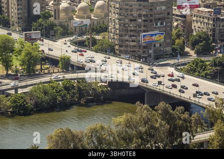 Aus der Vogelperspektive auf die Innenstadt von Kairo entlang des Nils, vom Gipfel des Cairo Tower aus gesehen. Kairo, Ägypten â€“ 26. April 2014, Kairo, Ägypten, A Stockfoto