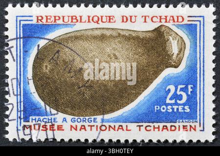 Gestempelte Briefmarke von Chad, die Steinaxt, prähistorische Werkzeuge, um 1966 zeigt. Stockfoto