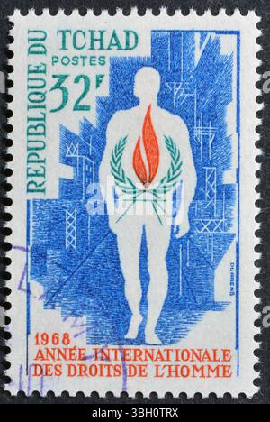 Gestempelte Briefmarke, gedruckt vom Tschad, die das Internationale Jahr der Menschenrechte fördert, um 1968. Stockfoto