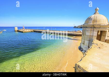 Luftaufnahme von Farol de Lagos Molhe Este und Praia do Cais da solaria von der Oberseite der Festung Ponta da Bandeira. Turm der Festung in Lagos an der Algarve, Port Stockfoto