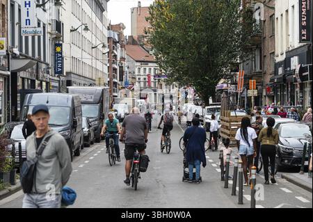Radfahrer und Fußgänger in Chaussee de Gent während autofreien sonntag, Molenbeek, Brüssel, Belgien, 22. SEP. 2024, Europa Stockfoto