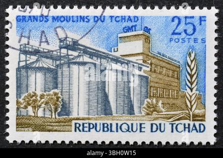 Gestempelte Briefmarke, gedruckt von Tschad, die die Großen Mühlen des Tschad zeigt, um 1967. Stockfoto