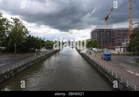 Anderlecht, Hauptstadt Brüssel, Belgien, 13. September 2024 - die Gebäude zur Renovierung von Kanälen und Wohnungen an den Ufern mit regnerischen Wolken, Europa Stockfoto