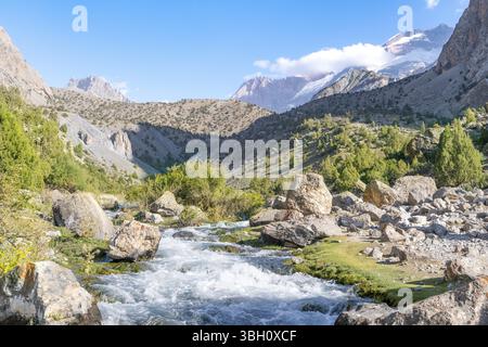 Die schöne Bergwanderstraße mit klarem blauen Himmel und felsigen Hügeln in den Fann Bergen in Tadschikistan Stockfoto
