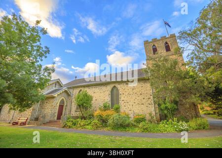 Berühmtes Wahrzeichen der St. John the Evangelist Anglican Church, der ältesten Kirche, die in Westaustralien geweiht wurde. Diese Seitenansicht ist vom Peel Place Stockfoto