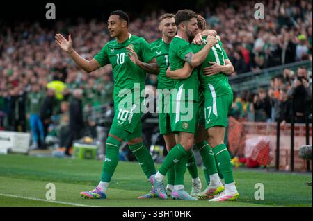 Dublin, Irland. Juni 2025. Kasey McAteer of Ireland feiert mit seinen Teamkollegen am 6. Juni 2025 im Aviva Stadium in Dublin, Irland, ein internationales Freundschaftsspiel zwischen der Republik Irland und Senegal (Foto: Andrew SURMA/ Credit: SIPA USA/Alamy Live News) Stockfoto