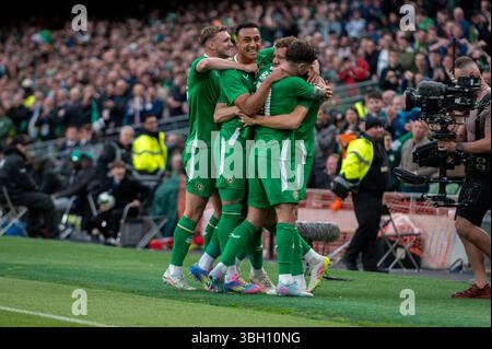 Dublin, Irland. Juni 2025. Kasey McAteer of Ireland feiert mit seinen Teamkollegen am 6. Juni 2025 im Aviva Stadium in Dublin, Irland, ein internationales Freundschaftsspiel zwischen der Republik Irland und Senegal (Foto: Andrew SURMA/ Credit: SIPA USA/Alamy Live News) Stockfoto