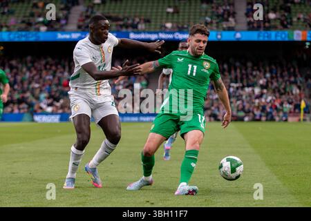 Dublin, Irland. Juni 2025. Robbie Brady aus Irland und Antoine Mendy aus Senegal während des Internationalen Freundschaftsspiels zwischen der Republik Irland und Senegal im Aviva Stadium in Dublin, Irland am 6. Juni 2025 (Foto: Andrew SURMA/ Credit: SIPA USA/Alamy Live News) Stockfoto