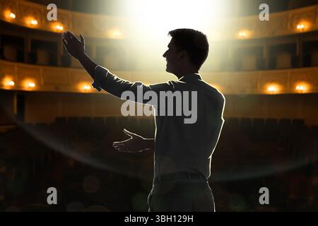Mann, der auf der Bühne im Konzertsaal auftritt Stockfoto