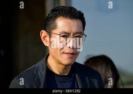 STOCKHOLM, SCHWEDEN - 5. JUNI 2025: Der König von Bhutan spaziert vor dem Grand Hotel Stockholm. Stockfoto