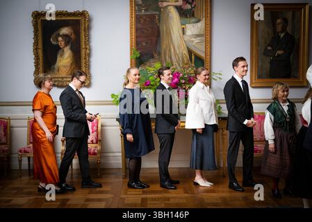 Stockholm, Schweden. Juni 2025. STOCKHOLM, SCHWEDEN 20250606Die Comedy-Gruppe KAJ wird von der Königlichen Familie zu einem Empfang zum Nationalfeiertag im Stockholmer Palast im Zusammenhang mit dem schwedischen Nationalfeiertag am 6. Juni begrüßt. Foto: Pontus Lundahl/TT/Code 10050 Credit: TT News Agency/Alamy Live News Stockfoto