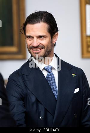 Stockholm, Schweden. Juni 2025. STOCKHOLM, SCHWEDEN 20250606Prinz Carl Philip empfängt seine Gäste bei einem Empfang zum Nationalfeiertag im Stockholmer Palast im Zusammenhang mit dem schwedischen Nationalfeiertag am 6. Juni. Foto: Pontus Lundahl/TT/Code 10050 Credit: TT News Agency/Alamy Live News Stockfoto