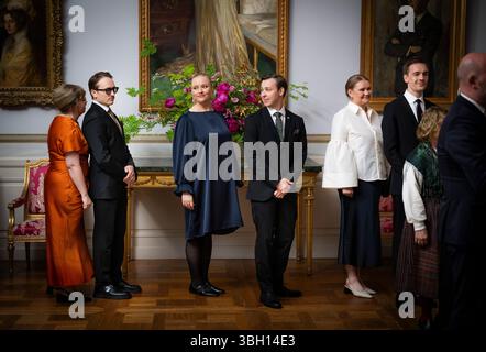 Stockholm, Schweden. Juni 2025. STOCKHOLM, SCHWEDEN 20250606Die Comedy-Gruppe KAJ wird von der Königlichen Familie zu einem Empfang zum Nationalfeiertag im Stockholmer Palast im Zusammenhang mit dem schwedischen Nationalfeiertag am 6. Juni begrüßt. Foto: Pontus Lundahl/TT/Code 10050 Credit: TT News Agency/Alamy Live News Stockfoto