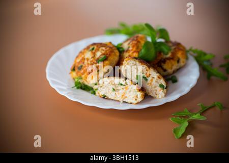 Zum Abendessen werden saftige Hühnchenkoteletts in Öl serviert. Stockfoto