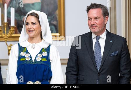 Stockholm, Schweden. Juni 2025. STOCKHOLM, SCHWEDEN 20250606Prinzessin Madeleine und ihr Ehemann Christopher O'Neill empfangen Gäste bei einem Empfang zum Nationalfeiertag im Stockholmer Palast im Zusammenhang mit dem schwedischen Nationalfeiertag am 6. Juni. Foto: Pontus Lundahl/TT/Code 10050 Credit: TT News Agency/Alamy Live News Stockfoto