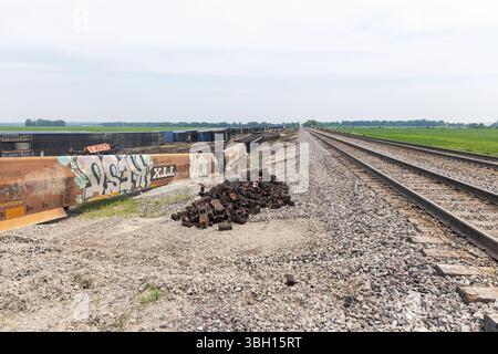 Zerstörte Triebwagen und Container zogen von den freigelegten Gleisen, nachdem ein weiterer Zug durch starken Wind und einen möglichen Tornado in der Nähe von Fort Madis entgleist worden war Stockfoto