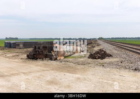 Zerstörte Triebwagen und Container zogen von den freigelegten Gleisen, nachdem ein weiterer Zug durch starken Wind und einen möglichen Tornado in der Nähe von Fort Madis entgleist worden war Stockfoto