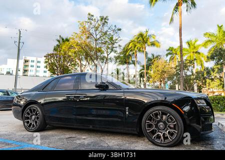 Miami, Florida, USA - 08. Dezember 2024: Rolls-Royce Ghost Black Badge Car 2017 2022. Luxury Car 2022 Rolls-Royce Ghost Black Emblem. Auto 2022 Rollen Stockfoto