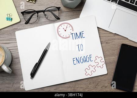 Zeit für die Interaktion. Wörter und Zeichnungen im Notizbuch auf dem Schreibtisch, Draufsicht Stockfoto