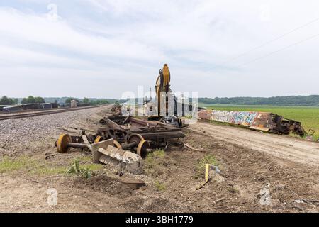 Zerstörte Triebwagen und Container zogen von den freigelegten Gleisen, nachdem ein weiterer Zug durch starken Wind und einen möglichen Tornado in der Nähe von Fort Madis entgleist worden war Stockfoto