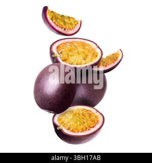 Köstliche reife Passionsfrüchte auf weißem Hintergrund Stockfoto