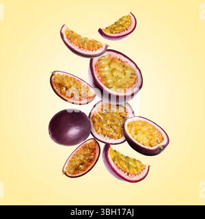 Köstliche reife Passionsfrüchte, die auf blassgelbem Farbverlauf fallen Stockfoto